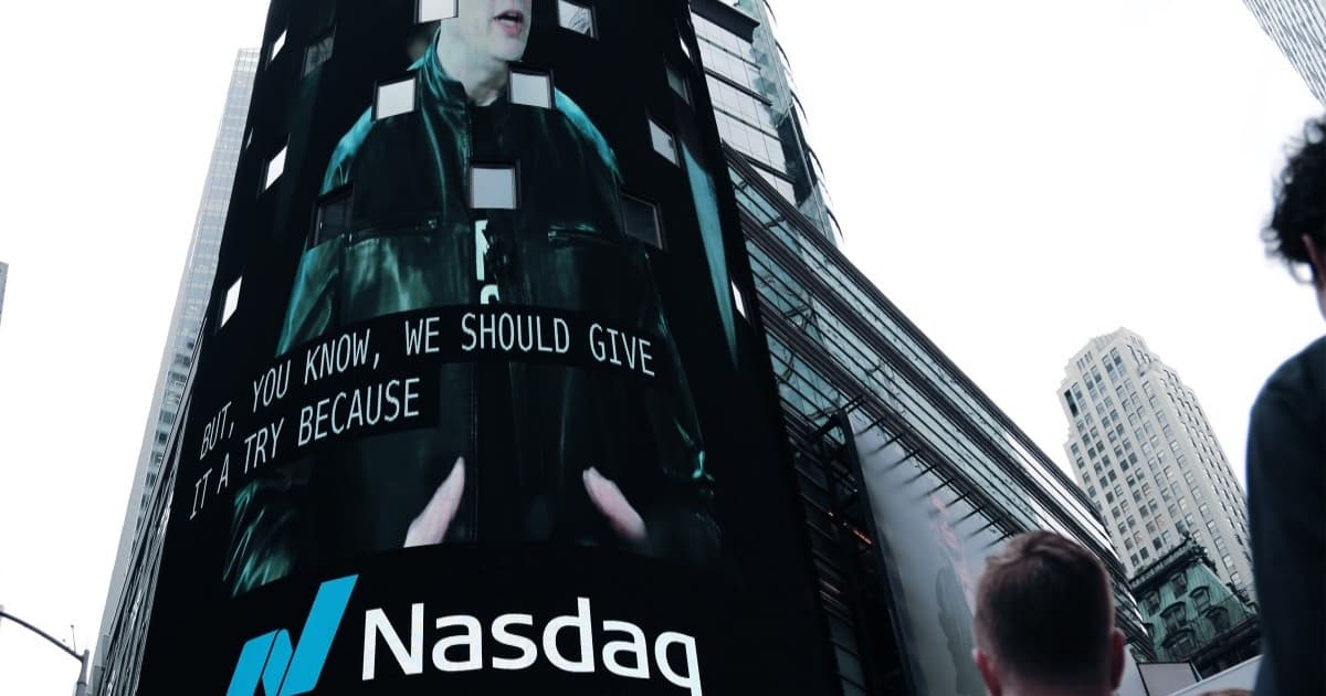 Orang-orang menyaksikan upacara IPO SpaceX di luar gedung Nasdaq di Times Square, New York City.