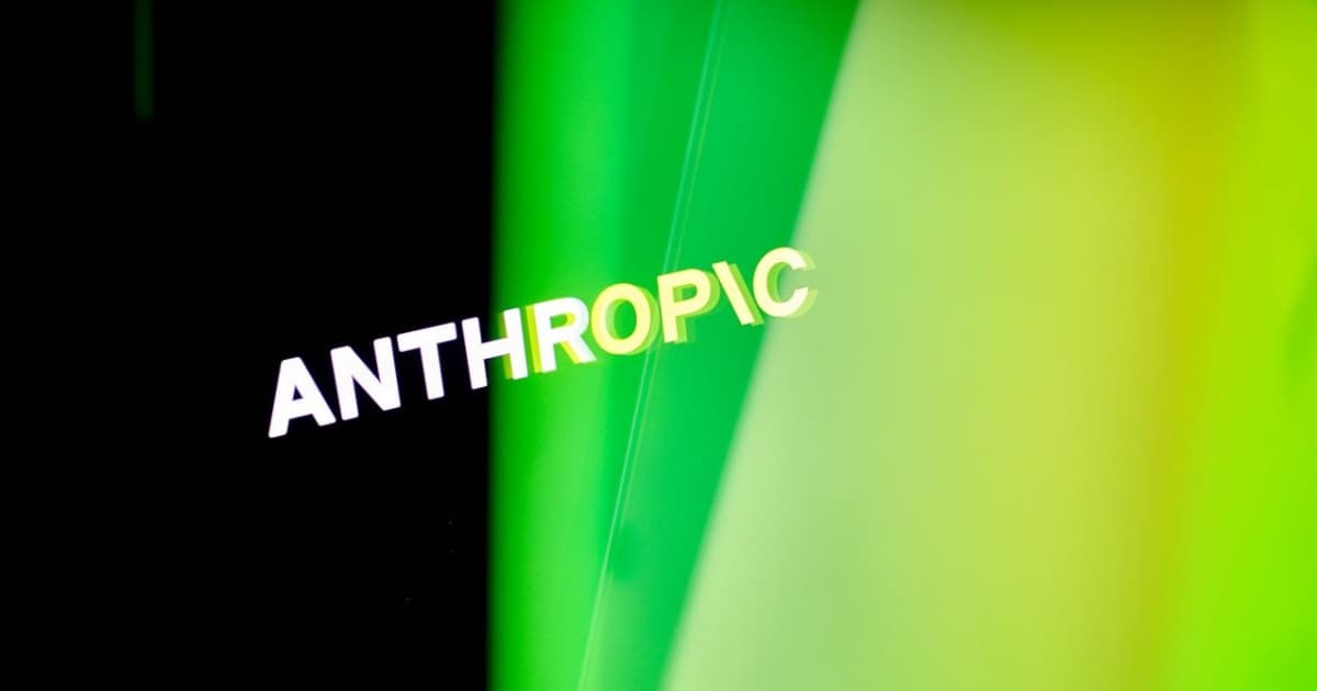 Ilustrasi logo Anthropic di samping teks Claude Mythos dengan latar belakang peta dunia yang menunjukkan koneksi global
