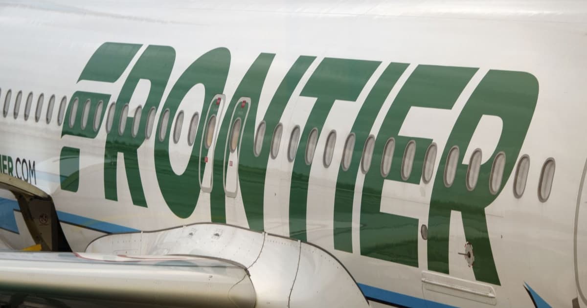 Pesawat Frontier Airlines dengan latar belakang bandara