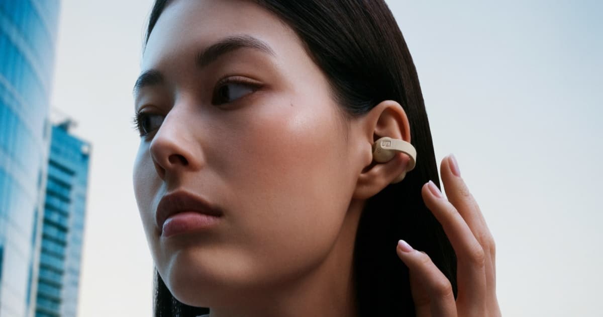 Sennheiser Accentum Clip earbuds dengan desain clip-on dan jembatan silikon fleksibel