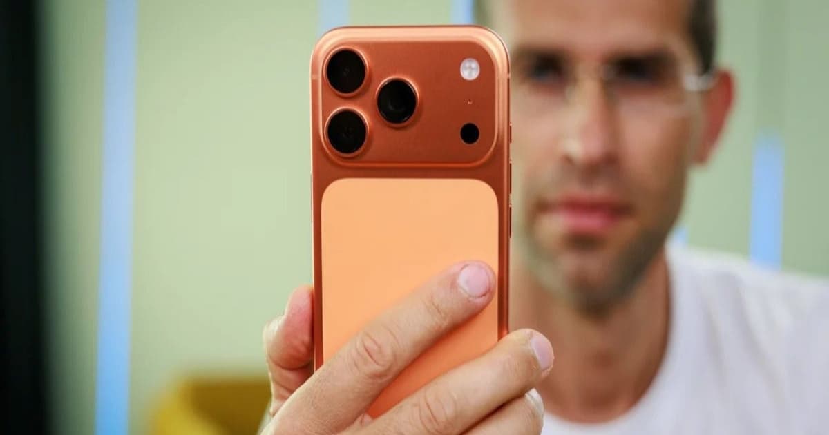 Ilustrasi iPhone dengan ikon privasi dan data yang direkam di latar belakang