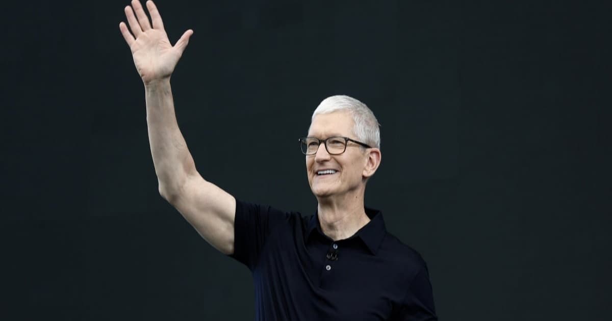 Logo Apple dengan latar belakang grafik harga yang menanjak, menggambarkan kenaikan harga produk Apple