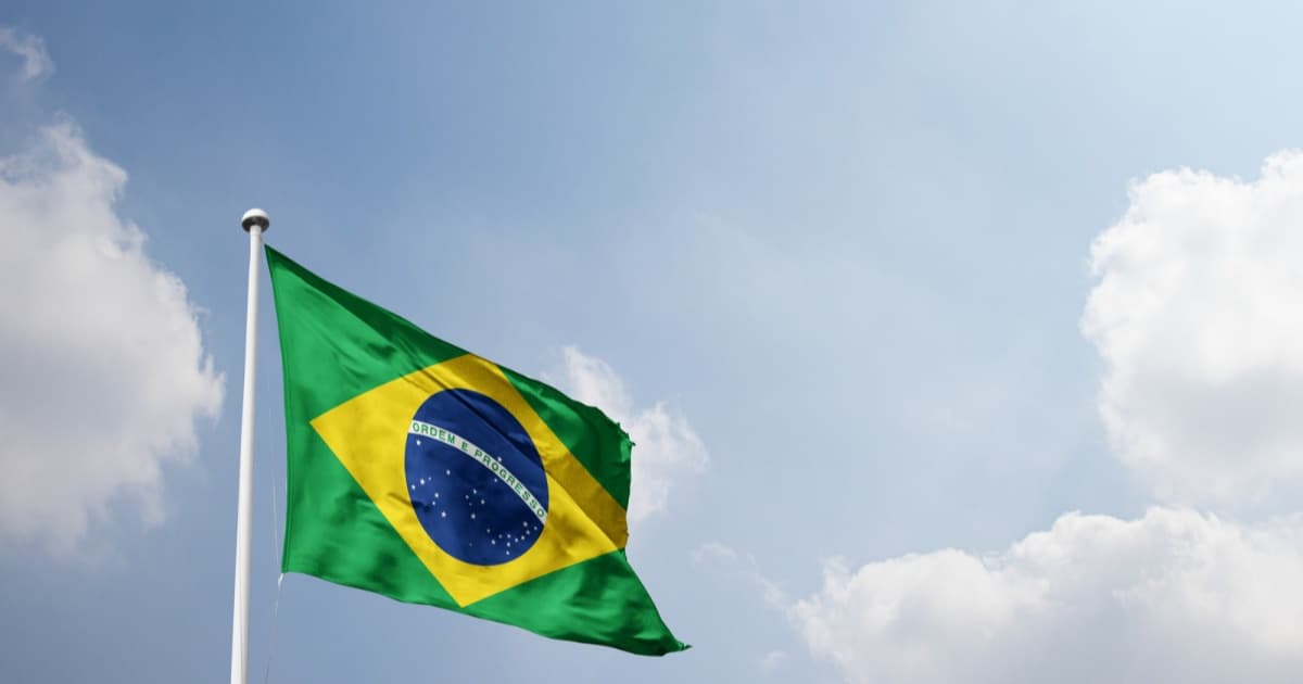 Bendera Brasil berkibar di langit mendung tipis