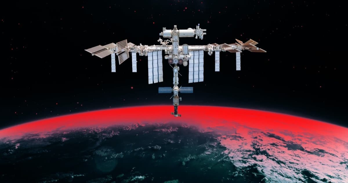 Ilustrasi Stasiun Luar Angkasa Internasional ISS mengorbit Bumi dengan latar gradien merah misterius dari luar angkasa