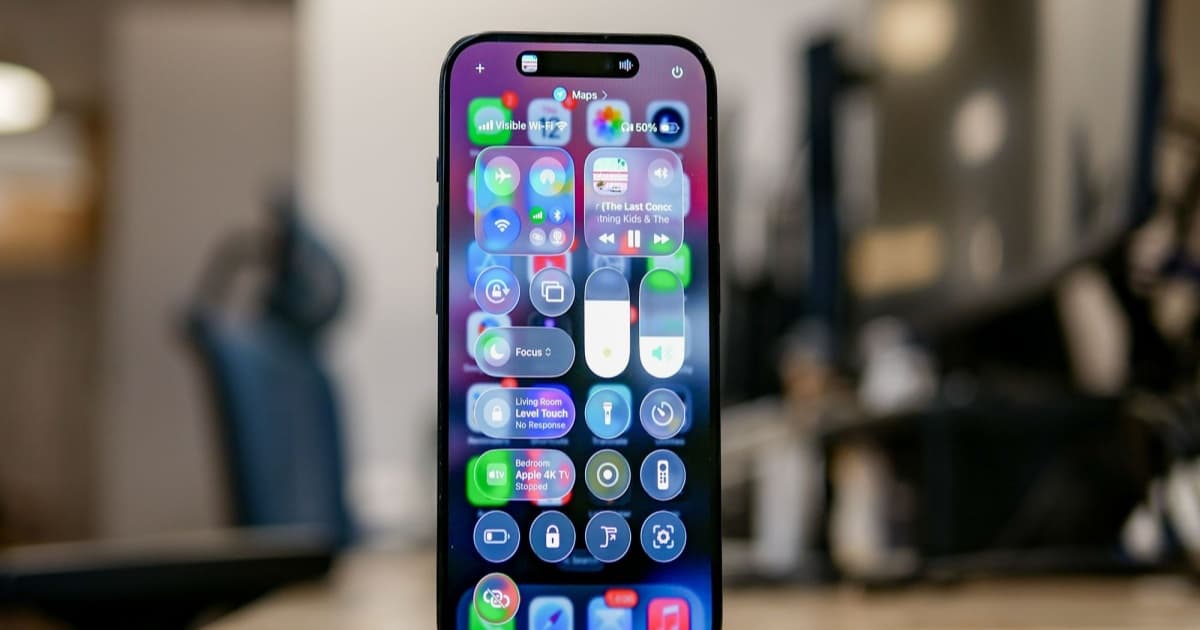 Tampilan antarmuka slider Liquid Glass iOS 27 pada iPhone dengan latar wallpaper abstrak