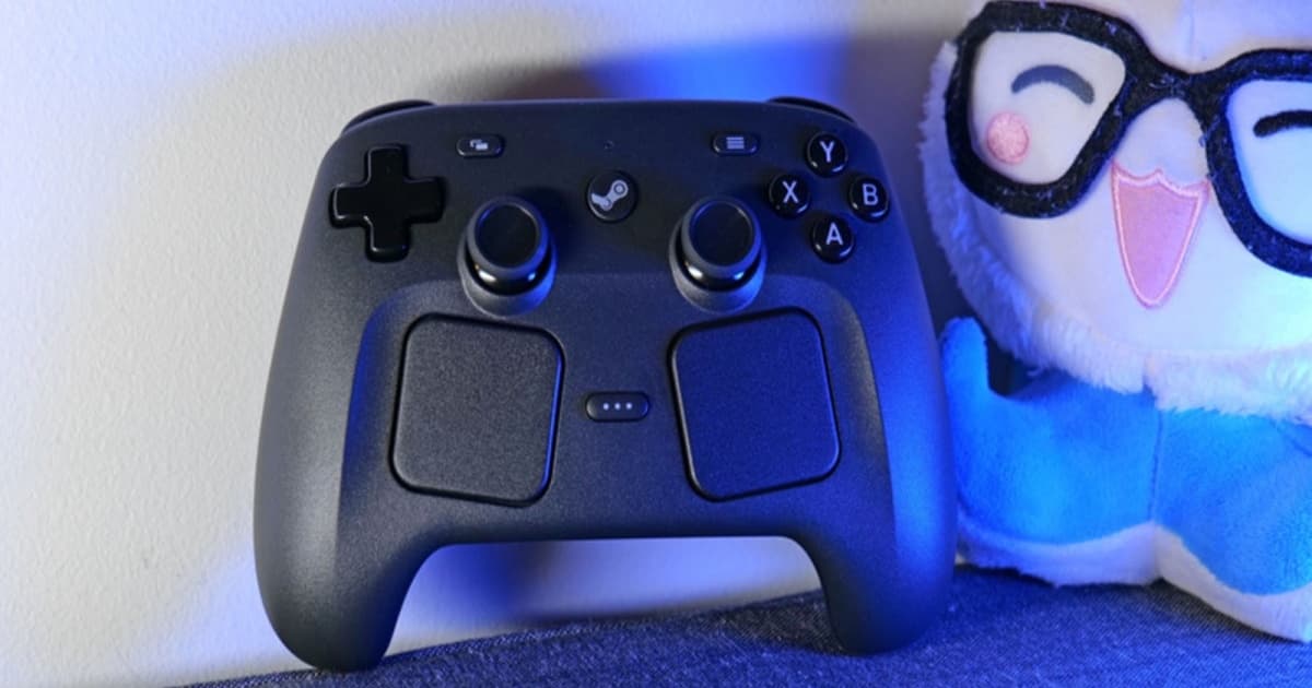Steam Controller propped up on its side dengan thumbstick TMR berkualitas tinggi