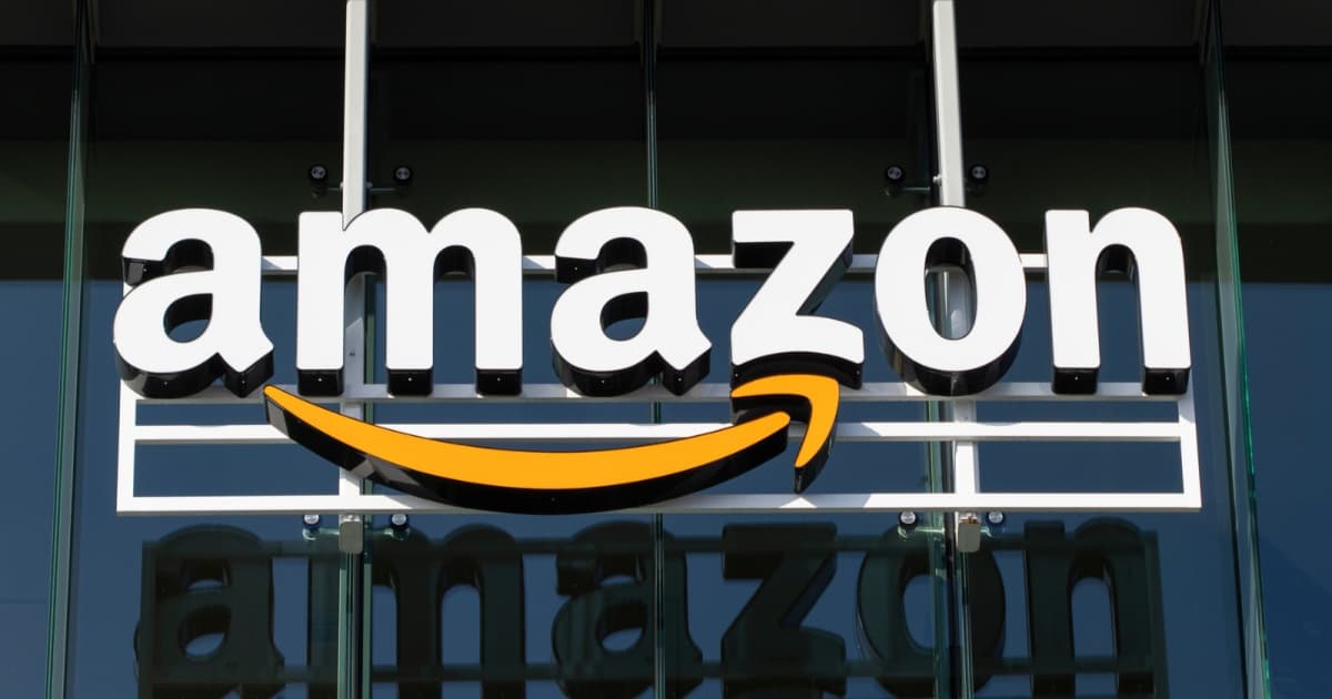 Logo Amazon dengan latar belakang pusat data AI