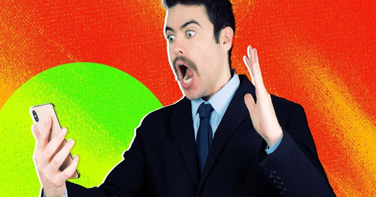 Ilustrasi pria terkejut melihat ponsel karena serangan siber AI