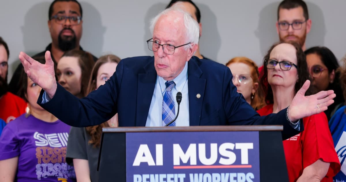 Bernie Sanders berbicara di podium dengan tulisan Fight Oligarchy