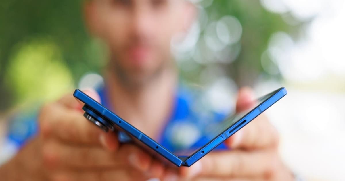 Perbandingan harga ponsel lipat Samsung Galaxy Z Fold 8 Wide dan Apple iPhone Ultra