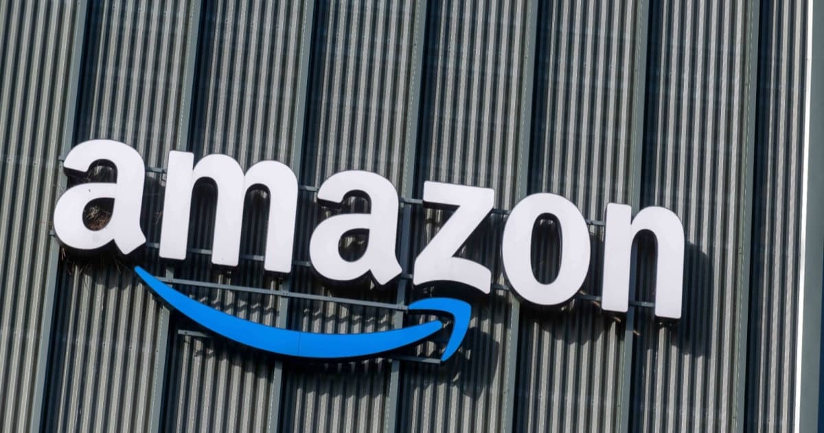 Logo Amazon dengan latar belakang abu-abu