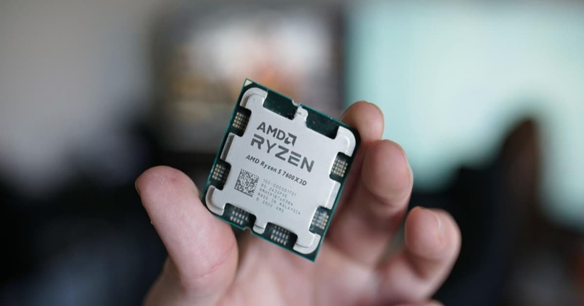 Close-up prosesor AMD Ryzen 9000 seri dengan latar belakang motherboard