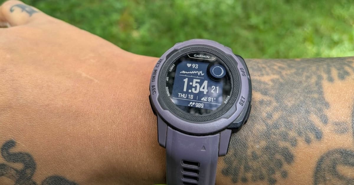 Tato di pergelangan tangan dengan jam tangan Garmin Instinct 2