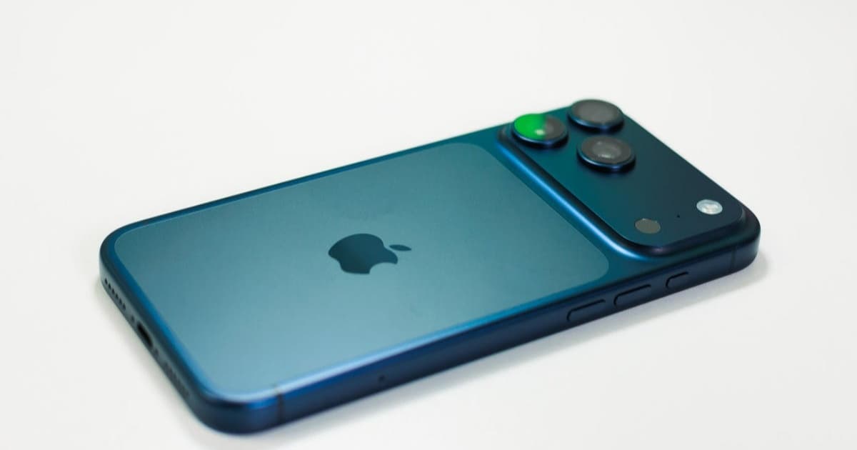 iPhone 17 Pro Max tergeletak dengan layar menyala menunjukkan isyarat akan segera naik harga