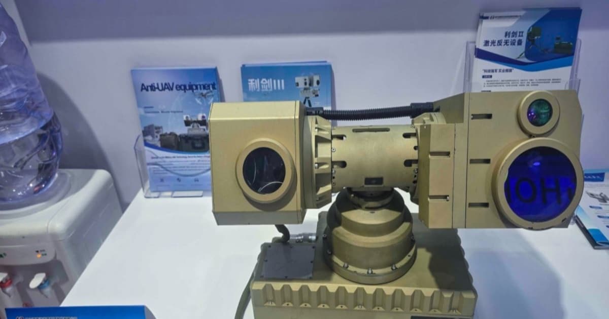 Sistem senjata laser anti-drone portabel Lijian II dan III buatan Harbin Xinguang di pameran Beijing 2026.