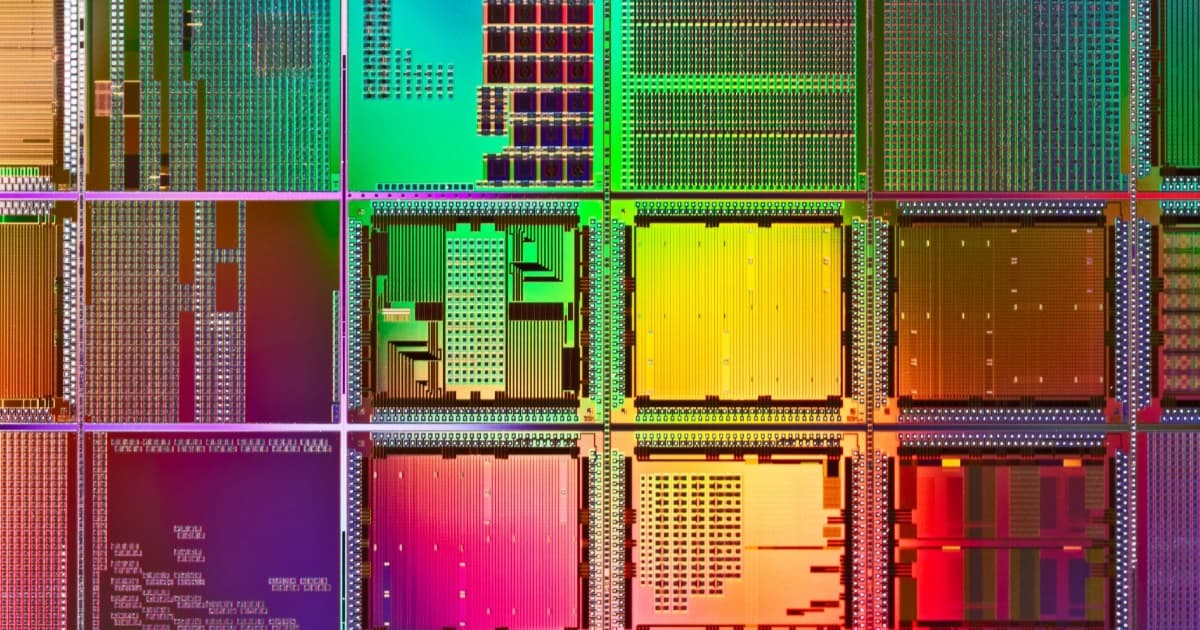 Ilustrasi chip CPU Intel dan AMD dengan teknologi ACE untuk akselerasi AI