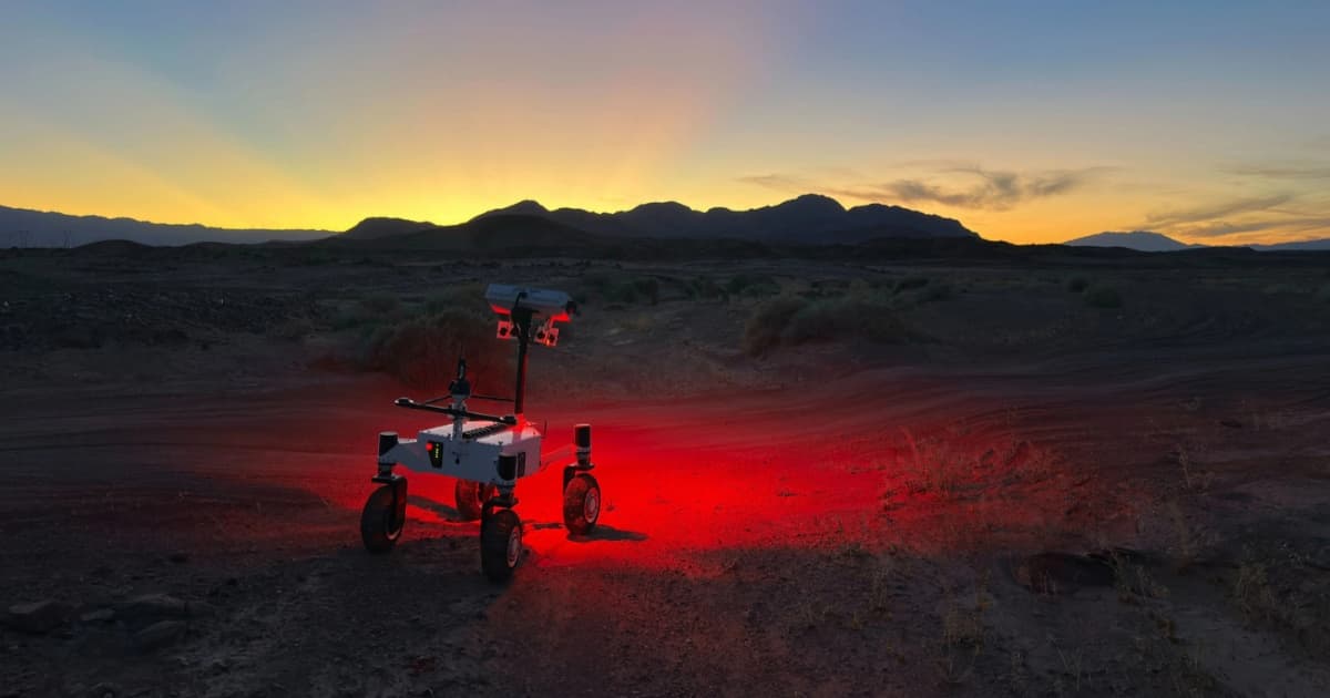 Prototype rover Ernest NASA saat senja di Gurun Colorado dengan cahaya merah menerangi tanah