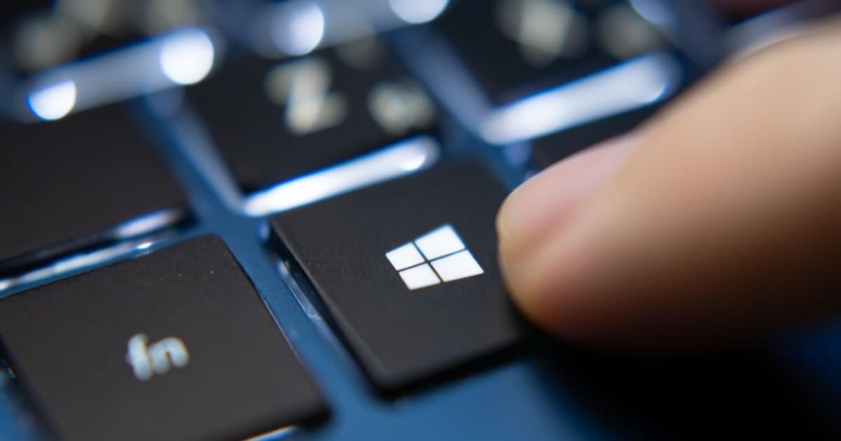 Ilustrasi konsep Windows 12 dengan integrasi AI dan antarmuka futuristik