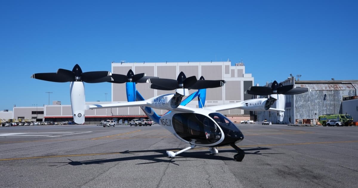 Ilustrasi pesawat taksi udara elektrik eVTOL terbang di atas wilayah perkotaan modern dengan latar belakang gedung pencakar langit.