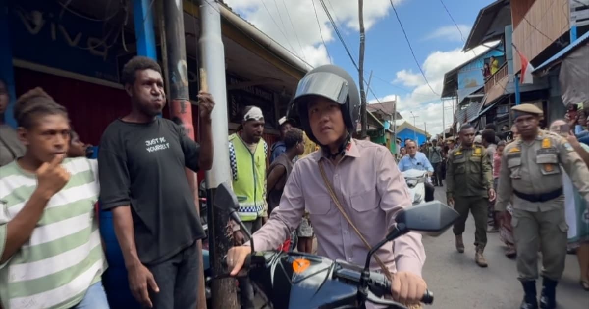 Wakil Presiden Gibran Rakabuming Raka mengendarai motor listrik saat kunjungan kerja ke Distrik Agats, Kabupaten Asmat, Papua Selatan