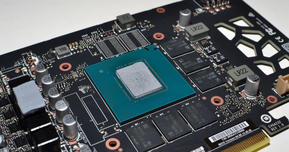 Kartu grafis GeForce RTX 3060 yang dimodifikasi dengan sistem pendingin dari mesin es batu