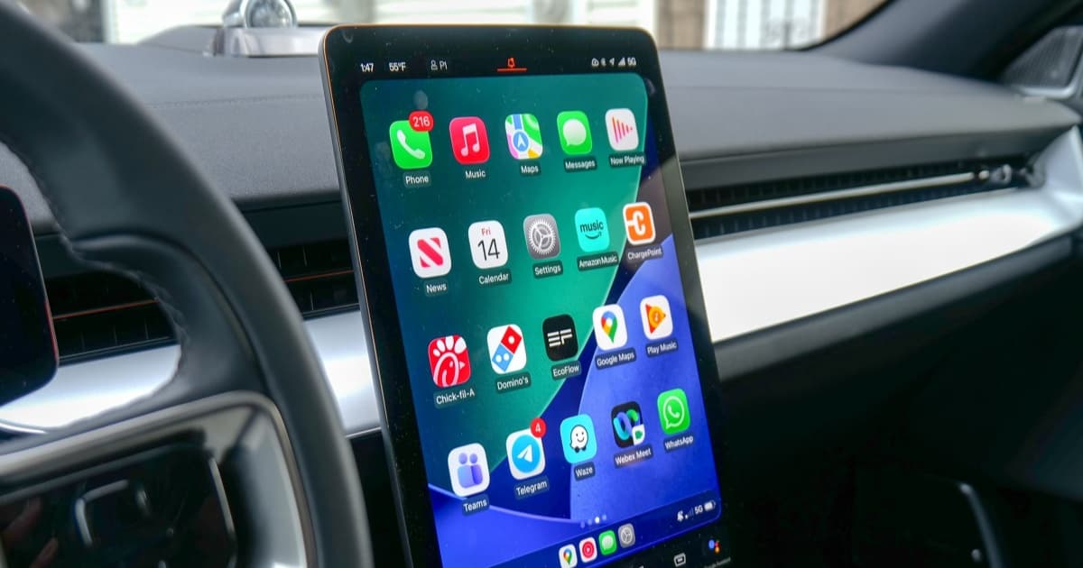 Tampilan antarmuka Apple CarPlay di iOS 27 dengan fitur navigasi dan mini player audio