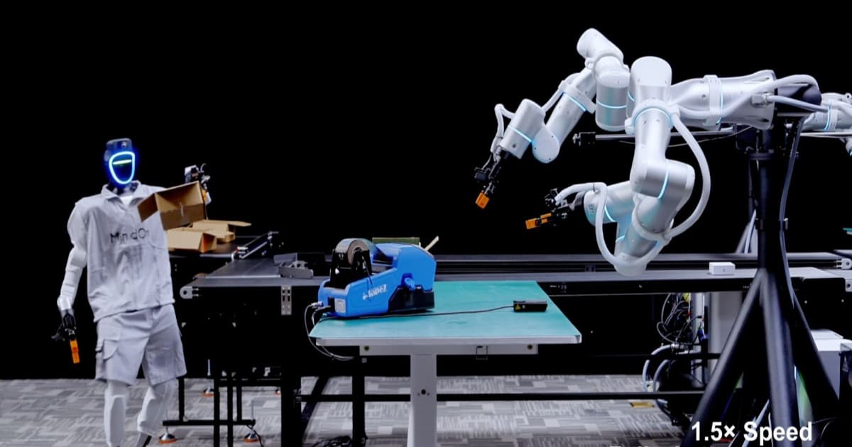 Robot humanoid Unitree G1 dan lengan robotik stasioner bekerja sama dalam tugas logistik menggunakan sistem AI Mind-0 dari MindOn.