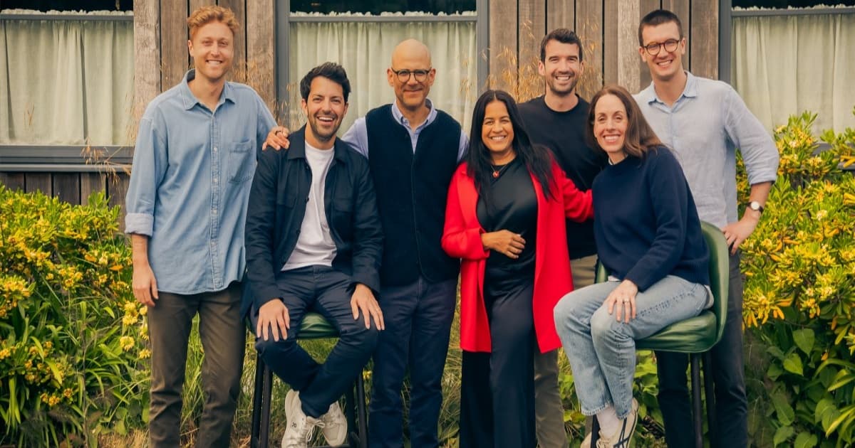 Logo Seedcamp dengan latar belakang peta Amerika Serikat dan Eropa