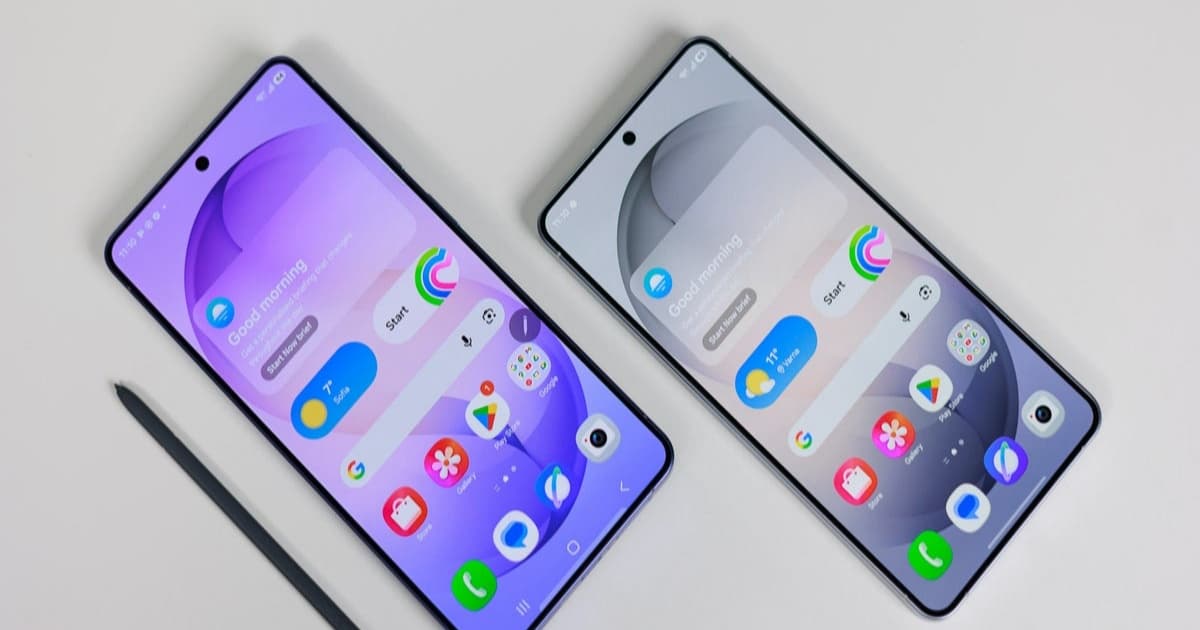 Dua ponsel Samsung Galaxy S26 Ultra dan S26 Plus di atas meja dengan layar utama One UI, dan S Pen di samping ponsel kiri.