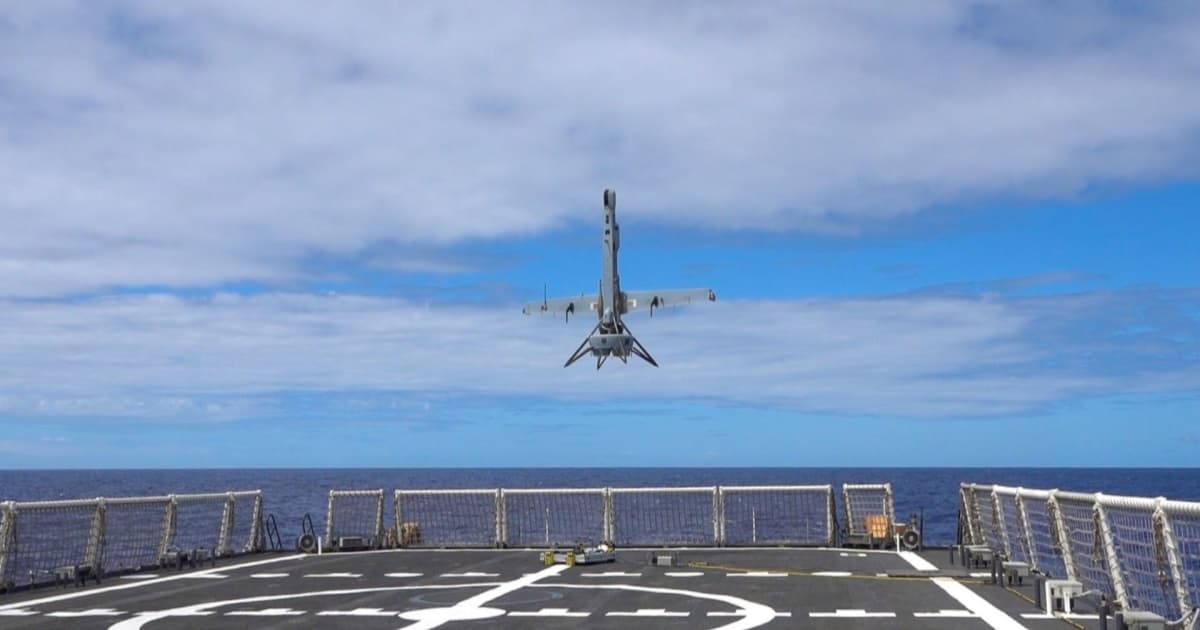 Drone V-BAT Shield AI terbang di atas kapal perang USS Portland di Laut China Selatan