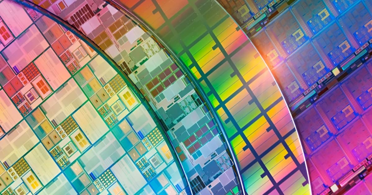 Ilustrasi wafer silikon dengan microchip sebagai representasi produksi semikonduktor