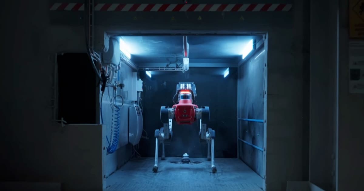 Robot anjing ANYmal melakukan patroli inspeksi otonom di malam hari di pabrik semen Vigier Ciment.