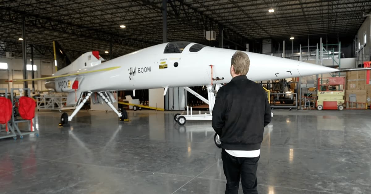 Pilot United Airlines Paul Holte di samping pesawat demonstrator Boom XB-1