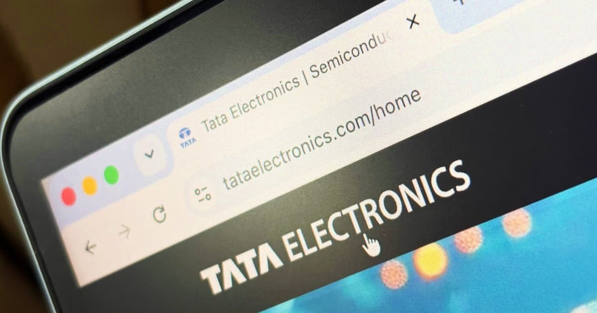 Ilustrasi kebocoran data di Tata Electronics yang mengungkap dokumen Apple dan Tesla