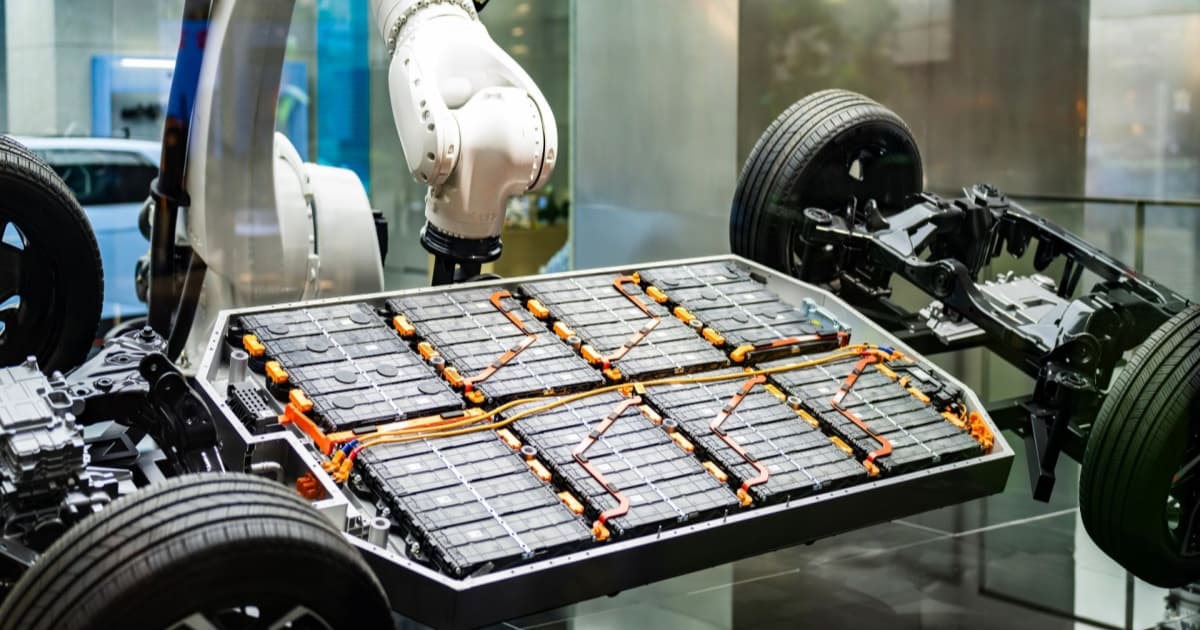 Robot lengan memasang baterai mobil listrik di pabrik perakitan