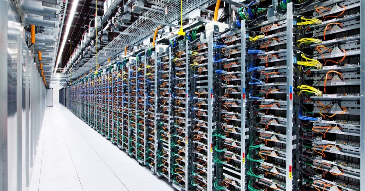 Ilustrasi server AI modern dengan pencahayaan biru di pusat data
