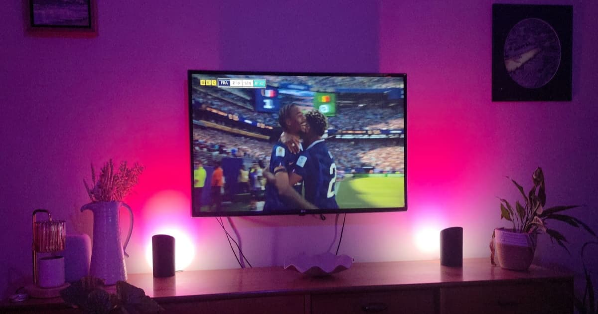 Lampu Philips Hue menyala warna merah putih untuk Piala Dunia 2026