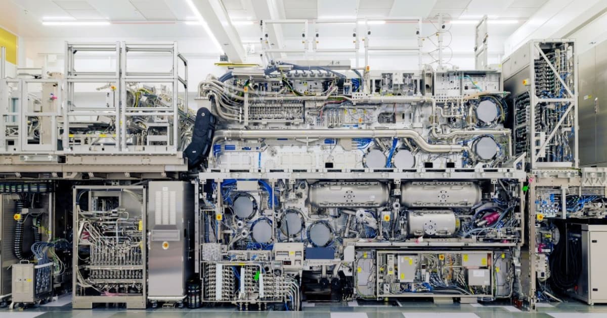 Mesin litografi High-NA EUV ASML berukuran raksasa dengan ribuan kabel dan tabung di pabrik