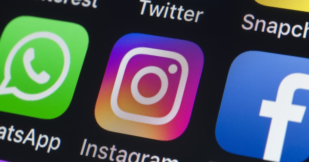Ilustrasi ponsel dengan aplikasi Meta menampilkan notifikasi deepfake seksual