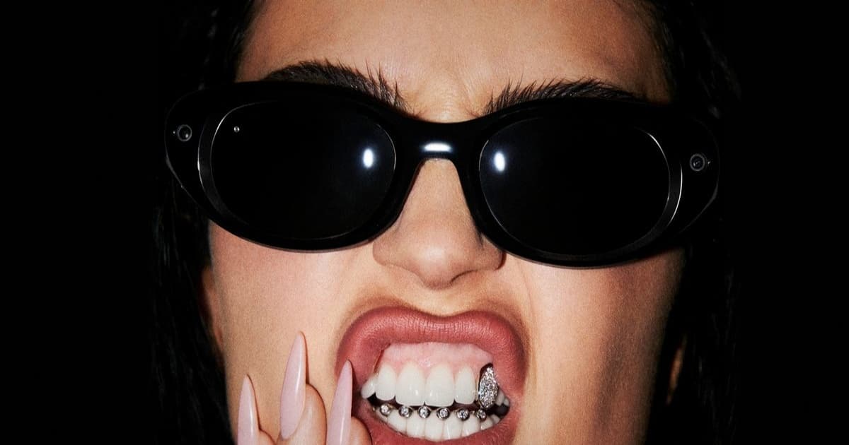 Meta Glasses edisi Kylie Jenner dengan desain ramping dan logo Meta di sisi kacamata