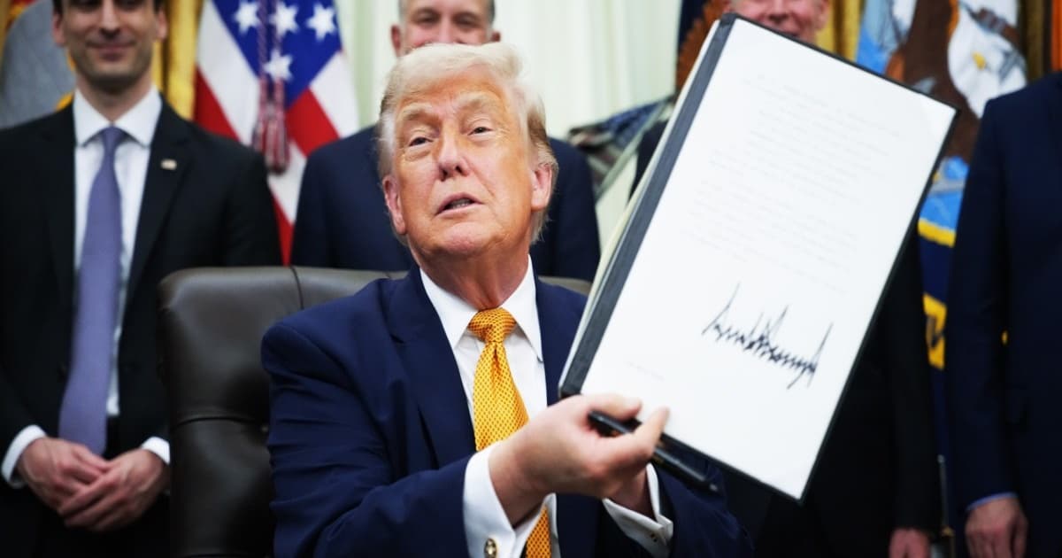 Presiden AS Donald Trump menunjukkan perintah eksekutif yang ditandatanganinya di Gedung Putih pada 22 Juni 2026