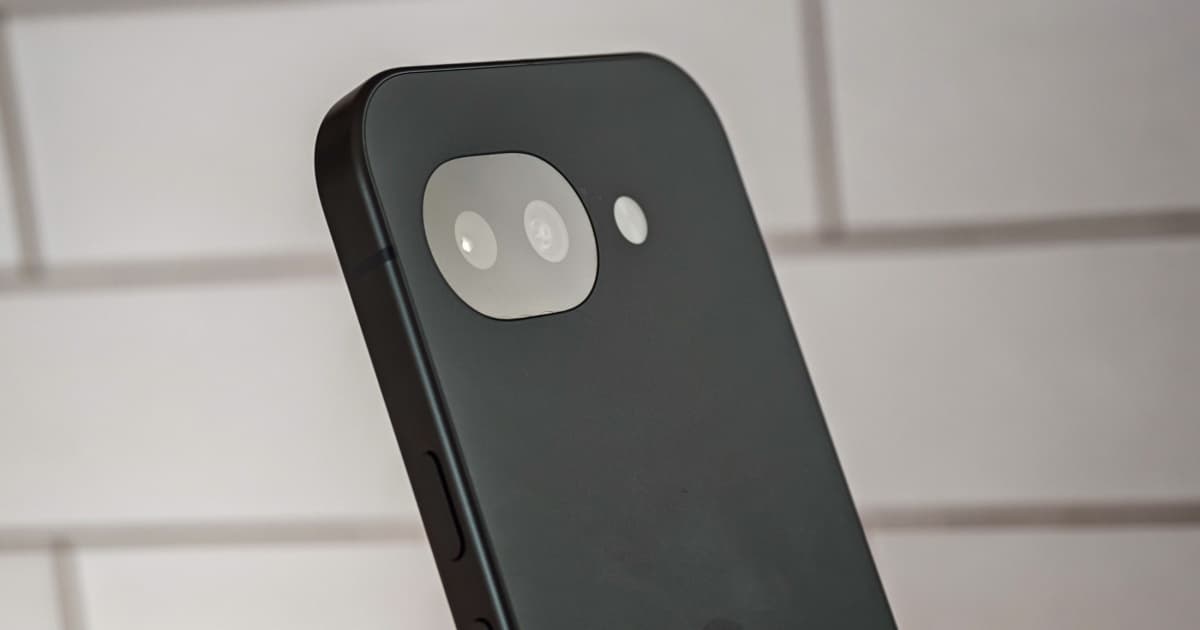 Google Pixel 10A dengan layar menyala menampilkan antarmuka Android