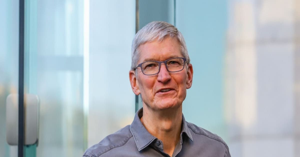 Potret Tim Cook, CEO Apple, berbicara di sebuah konferensi tentang privasi data