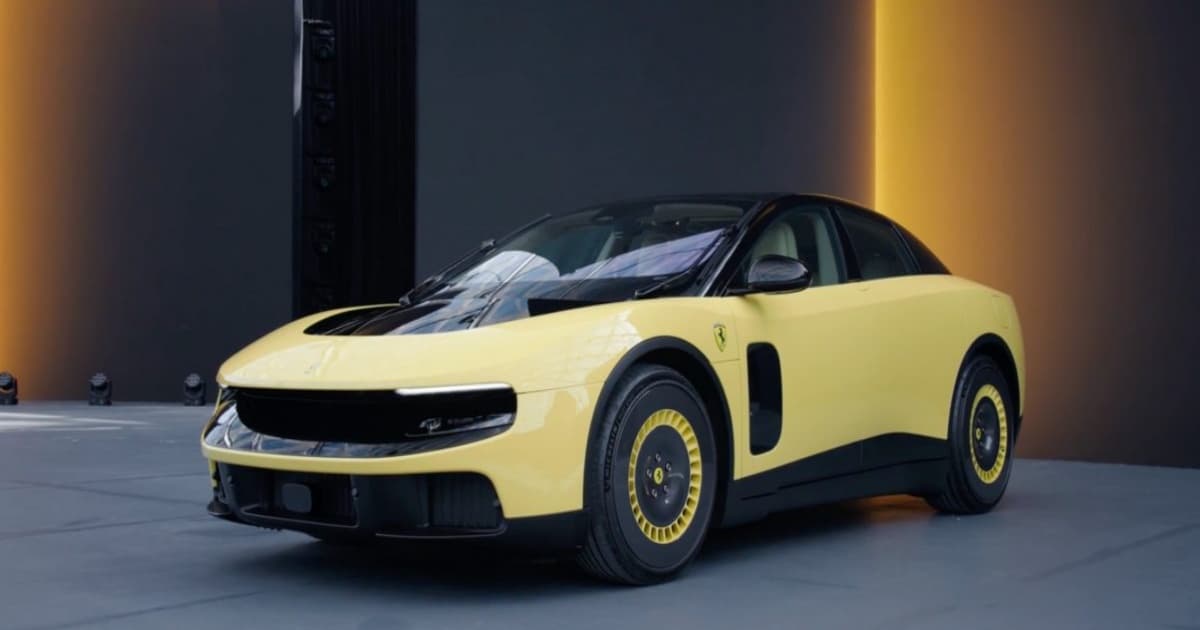 Ferrari Luce mobil listrik pertama diparkir di jalanan kota