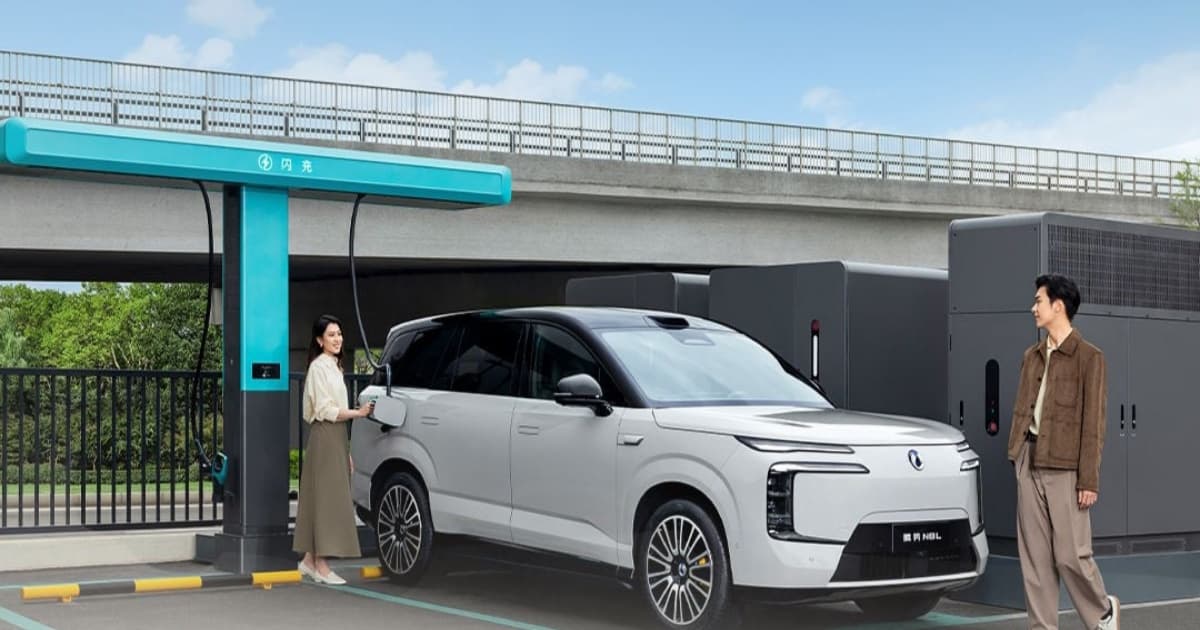 Denza N8L 2026 dengan teknologi flash charging 728 kW tampak dari samping