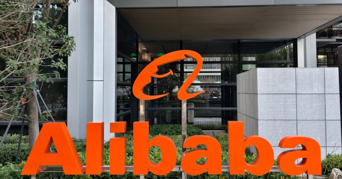Logo Alibaba di latar belakang gedung perkantoran