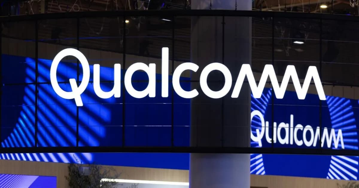 Ilustrasi chip Qualcomm dengan logo perusahaan dan akuisisi Modular