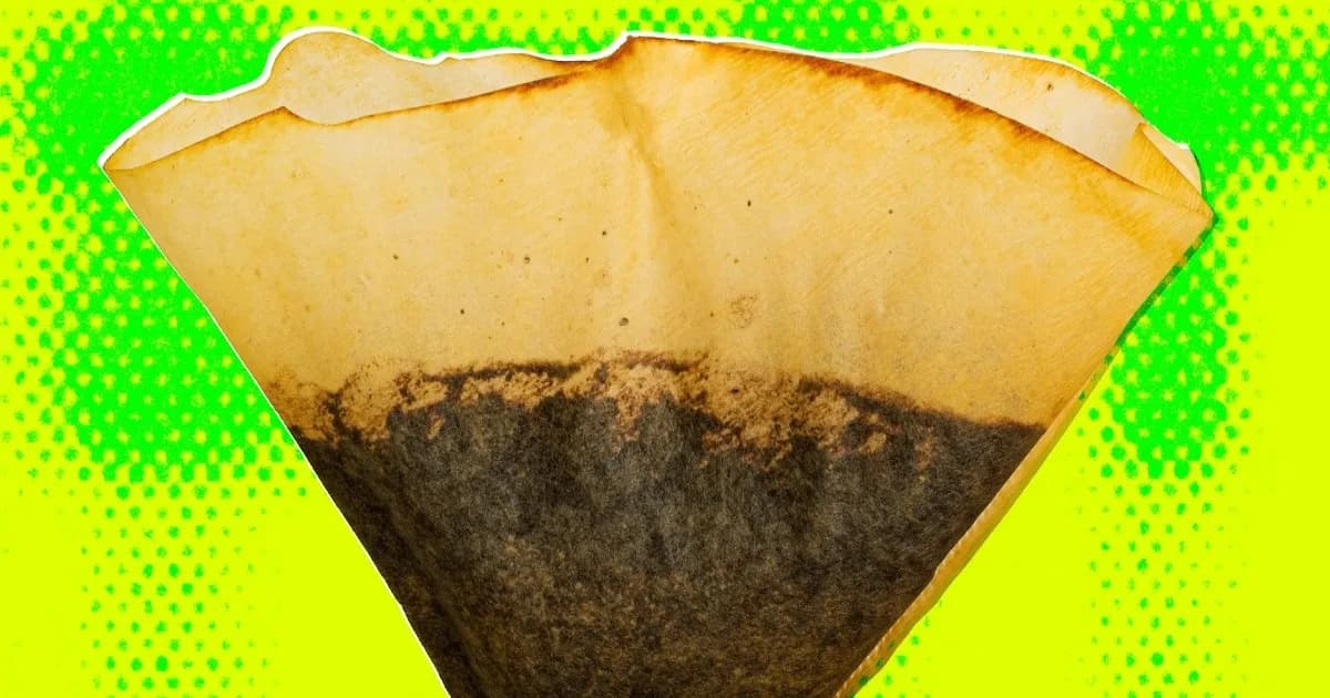Ilustrasi ampas kopi bekas seduhan dengan latar belakang futuristik untuk artikel inovasi energi terbarukan