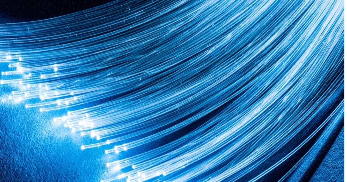Ilustrasi kabel serat optik biru yang mewakili teknologi transmisi data berkecepatan tinggi