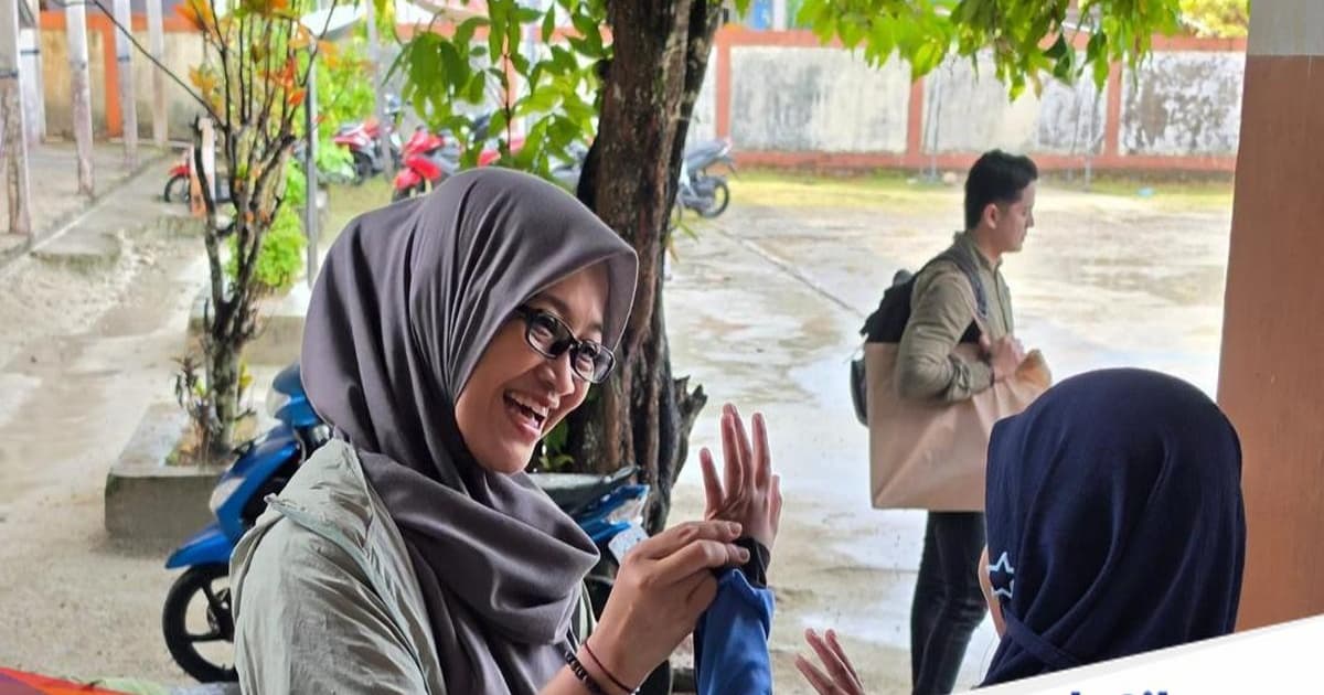 Direktur Utama BAKTI Fadhilah Mathar saat kunjungan ke Pulau Maratua